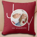 Cojín Decorativo Foto roja de festividad de Navidades personalizado<br><div class="desc">Este Navidad festivo Photo Pillow está decorado con la palabra JOY en tipografía blanca moderna sobre un fondo rojo burdeos. Hace un gran regalo de mantenimiento. Personalizable fácil con tu foto y nombre.</div>