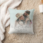 Cojín Decorativo Foto Superposición Primera Navidad Como Sra.<br><div class="desc">Fotografía Primeras Navidades como Sr. Mrs. Para celebrar su primera temporada de vacaciones casadas y mantener el sake durante los años venideros,  personaliza fácilmente con su foto. Con un elegante guión para Nuestra Primera Navidad como Sr. y Sra. . El mismo diseño está detrás.</div>