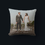 Cojín Decorativo Foto y fecha del nuevo Boda de Apellidos<br><div class="desc">Conmemorar a la nueva novia y al novio con una almohada de lanzamiento de personalizado con una foto de boda, el nuevo apellido y la fecha de boda en la parte delantera. El otro lado de la almohada presenta un bonito conjunto de palomas blancas, anillos de boda entrelazados y flores...</div>