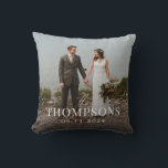 Cojín Decorativo Foto y fecha del nuevo Boda de Apellidos<br><div class="desc">Conmemorar a la nueva novia y al novio con una almohada de lanzamiento de personalizado con una foto de boda, el nuevo apellido y la fecha de boda en la parte delantera. El otro lado de la almohada presenta un bonito conjunto de palomas blancas, anillos de boda entrelazados y flores...</div>