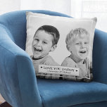 Cojín Decorativo Foto y mensaje personalizados<br><div class="desc">Esta bella almohada con una foto de dos niños y un mensaje que dice: 'Ama a tu papá' y los nombres de los chicos se pueden personalizar fácilmente con tu propia foto y mensaje personal.</div>