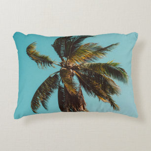 Cojín Decorativo Fotografía de bajo ángulo del árbol de coco