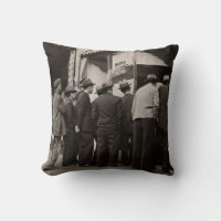 FOTOGRAFÍA DE GRAYSCALE DE HOMBRES PARADOS CERCA D