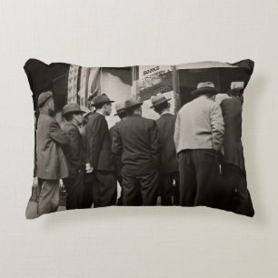 COJÍN DECORATIVO FOTOGRAFÍA DE GRAYSCALE DE HOMBRES PARADOS CERCA D