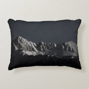 COJÍN DECORATIVO FOTOGRAFÍA DE GRAYSCALE DE LA MONTAÑA DE NIEVE