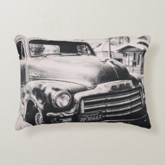 COJÍN DECORATIVO FOTOGRAFÍA DE GRAYSCALE DEL COCHE