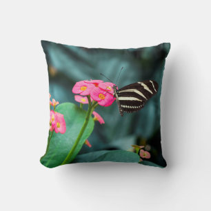 Cojín Decorativo Fotografía de Mariposa en Flor Rosa