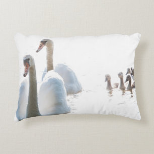 Cojín Decorativo Fotografía de naturaleza de la familia de cisnes