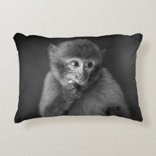 COJÍN DECORATIVO FOTOGRAFÍA DE SHALLOW FOCUS DE MONO NEGRO