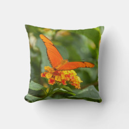 Cojín Decorativo fotografía de una mariposa sobre una flor