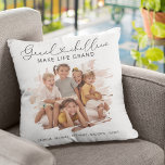 Cojín Decorativo Fotografía Elegante De Abuelos Abuelos<br><div class="desc">Elegante almohada de keepsake,  con un fondo negro de moda,  el dicho "los nietos hacen la vida grande" que incorpora un centro cardíaco,  una foto de los nietos y sus nombres.</div>