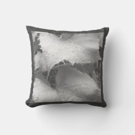 Cojín Decorativo Fotografía en blanco y negro de hojas de uva húmed