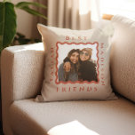 Cojín Decorativo Fotografía retro ondulada por trama terracota Mejo<br><div class="desc">Elegante regalo de almohada de estilo retro para tu mejor amigo,  con tu foto en un marco ondulado de vieiras en terracota con fondo de avena. Personalice sus nombres con el tipo de letra de terracota.</div>
