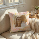 Cojín Decorativo Fotos personalizadas abstractas remolino rosa de m<br><div class="desc">Este diseño de almohada personalizado es perfecto para celebrar el amor y los recuerdos con un toque elegante. Con un fondo suave y abstracto de remolinos en tonos pastel rosa, amarillo y dorado, esta almohada añade un ambiente soñador y artístico a cualquier espacio. Personalízala con una foto querida y nombres,...</div>