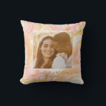 Cojín Decorativo Fotos Personalizadas Abstracto Rosa Remolino de No<br><div class="desc">Este diseño de almohada personalizado es perfecto para celebrar el amor y los recuerdos con un toque elegante. Con un fondo suave y abstracto de remolinos en tonos pastel rosa, amarillo y dorado, esta almohada añade un ambiente soñador y artístico a cualquier espacio. Personalízala con una foto querida y nombres,...</div>