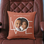 Cojín Decorativo Fotos personalizadas Amor Keepsake Abuelo<br><div class="desc">Este foto de "Te queremos" está decorada con la palabra "AMAR" en tipografía blanca en un fondo de terracota oxidada. Personalizable fácil con tu foto y nombre. Perfecto como regalo del Día del Padre o Día del Abuelo.</div>