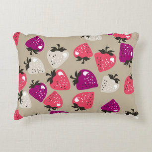 Cojín Decorativo Fresas Ingenuas: fondo beige impecable.
