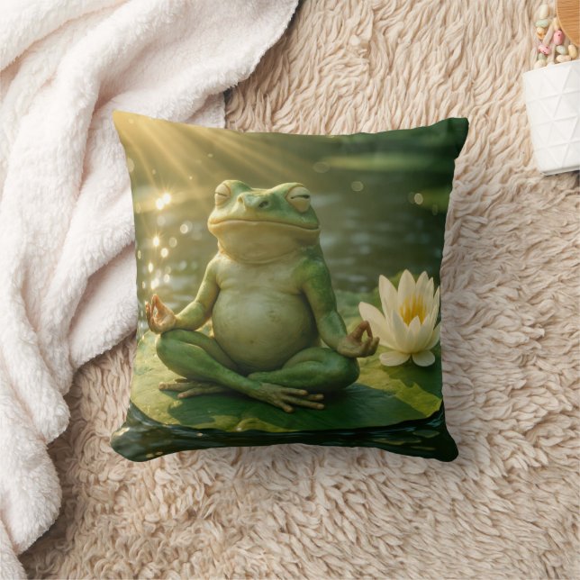 Cojín Decorativo Frog Meditating On a Lily Pad (Manta)
