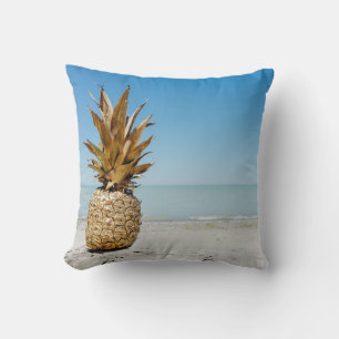 Cojín Decorativo Fruto de piña marrón en la orilla del mar