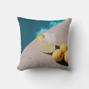 Cojín Decorativo Frutos redondos amarillos sobre mesa gris