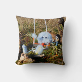 Cojín Decorativo Fubby monster op de schommel.