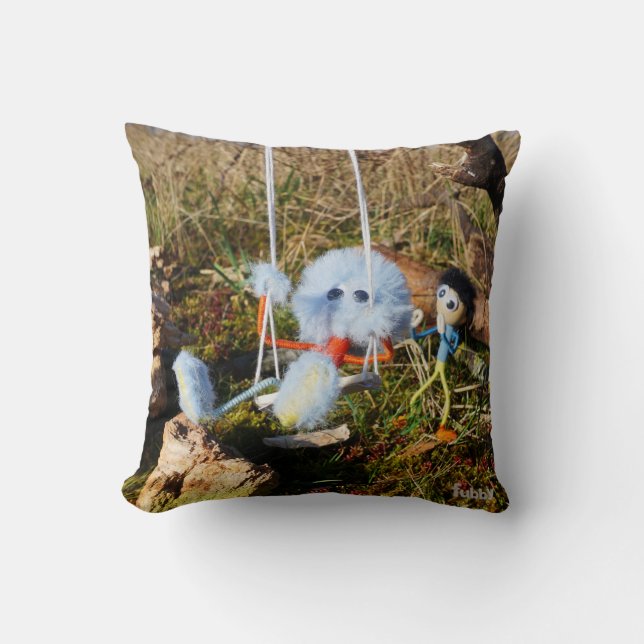 Cojín Decorativo Fubby monster op de schommel. (Anverso)