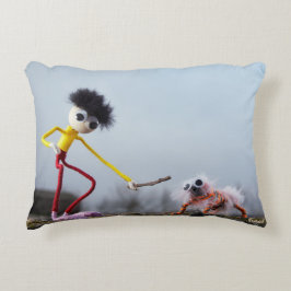 Cojín Decorativo Fubby speelt buiten met dier.