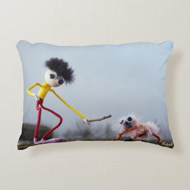 Cojín Decorativo Fubby speelt buiten met dier. (Anverso)