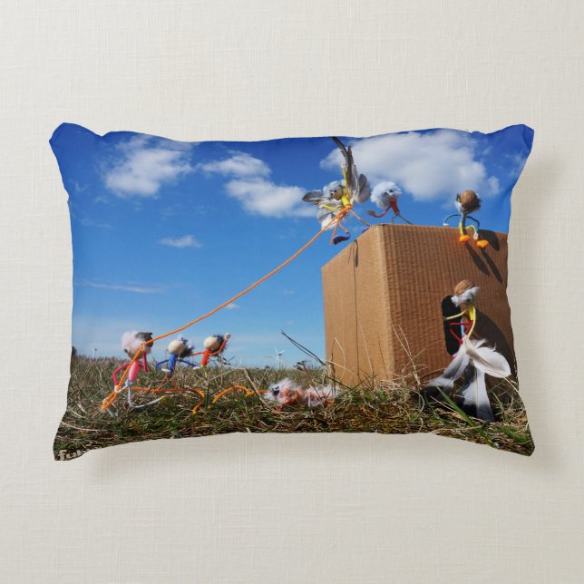 Cojín Decorativo Fubby's die spelen met veren en vliegen. (Anverso)