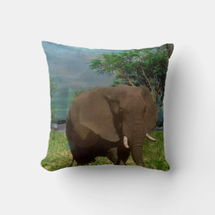 Cojín Decorativo "Fuerza Serena: El Elefante Toro Pastando"