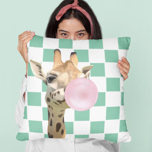 Cojín Decorativo Fun Retro Giraffe en el fondo del tablero de ajedr