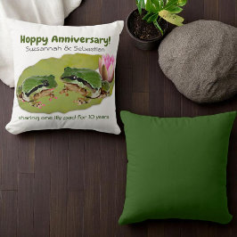 Cojín Decorativo Funny Aniversario de la Pareja de Frog sobre la pl