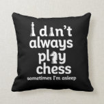 Cojín Decorativo Funny jugador de ajedrez que no siempre juego al a<br><div class="desc">No siempre juego al ajedrez. A veces estoy dormido. El divertido diseño vintage del ajedrez para los amantes del ajedrez. Mercancías estratégicas de juegos de mesa de Guay para los amantes del ajedrez y los miembros del club de ajedrez. Perfecto para nerds y geeks que participan en partidos de ajedrez,...</div>