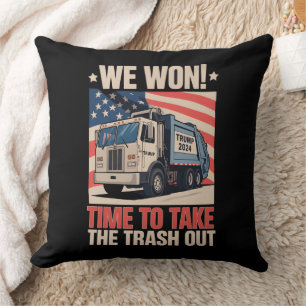Cojín Decorativo Ganamos tiempo para sacar la basura Trump 47