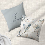 Cojín Decorativo Garzas Azules Modernas Vuelan Nombres Recién Casad<br><div class="desc">Garzas Azules Modernas Vuelan Nombres Recién Casados. Un regalo ideal para los recién casados,  este diseño elegante de aves azules volando y follaje azul polvoriento y rosado. Personalízalo con los nombres de la pareja en la parte posterior.</div>