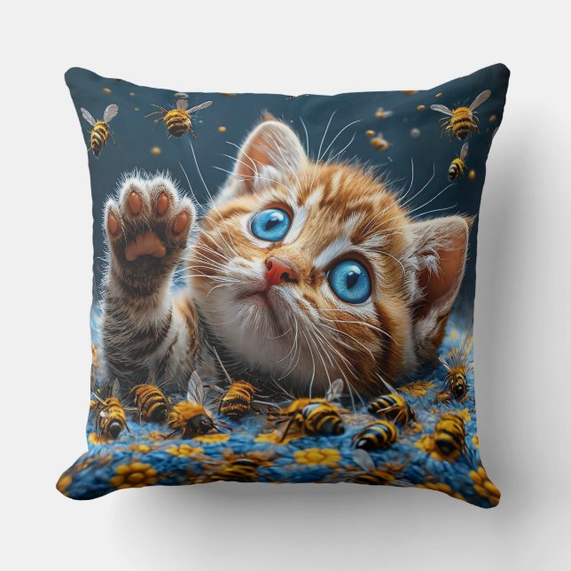 Cojín Decorativo Gatito Adorable Interactuando con Abejas (Anverso)