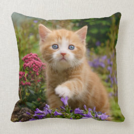 Cojín Decorativo Gatito de jengibre en el jardín