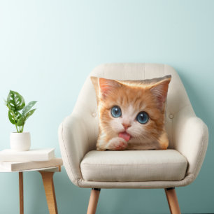 Cojín Decorativo Gatito de ojos azules lamiendo su pata