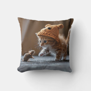 Cojín Decorativo Gatito jugando con un ratón pequeño