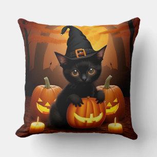 Cojín Decorativo Gatito negro con sombrero de bruja entre calabazas