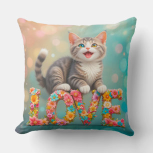 Cojín Decorativo Gatito sentado sobre letras de AMOR floreadas colo