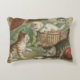 Cojín Decorativo Gatitos Victorianos Antiguos Jugando en una Cesta 