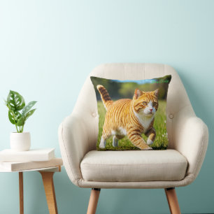 Cojín Decorativo Gato atigrado naranja realista en prado soleado