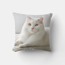 Cojín Decorativo Gato Blanco Posando Sobre Alfombra Blanca