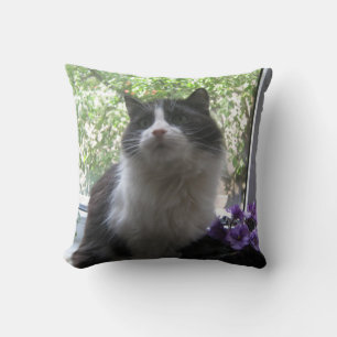 Cojín Decorativo Gato blanco y negro, flores.