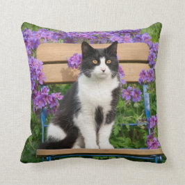 Cojín Decorativo Gato de esmoquin sentado en una silla de jardín co