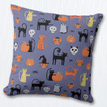 Cojín Decorativo Gato de Halloween lindo<br><div class="desc">Patrón de gato de halloween lindo y espeluznante con brujas de gatos,  linternas de calabaza,  arañas,  cráneos,  fantasmas y zombis. ¡Eek! Arte original de Nic Squirrell.</div>