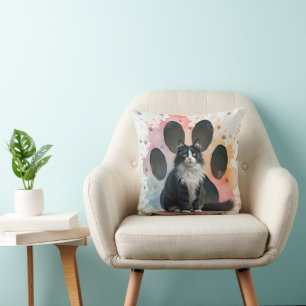 Cojín Decorativo Gato esmoquin con fondo de huella de pata