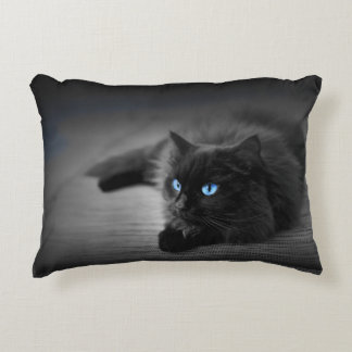 Cojín Decorativo Gato Negro con Ojos Azules Impactantes – Acento Fe