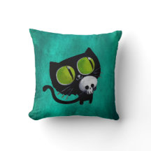 Gato negro de Halloween con el cráneo